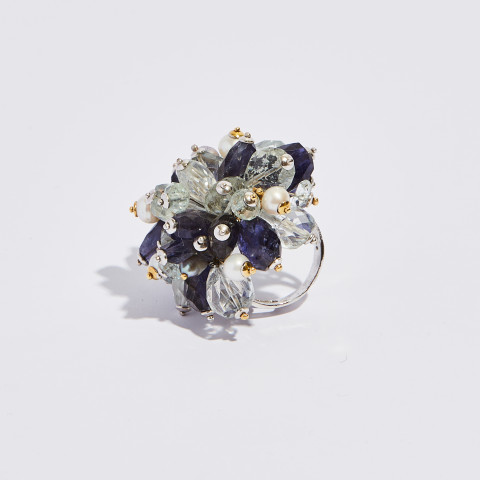 Anello in oro bianco con perle di iolite e acquamarina