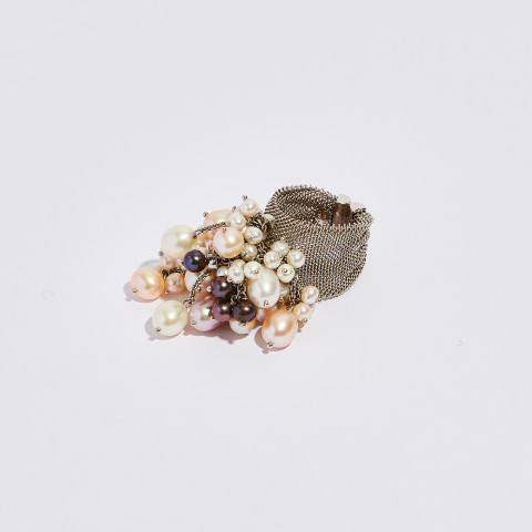 Anello in oro bianco 18Kt con perle multicolor e brillanti a 0,10 e 0,02 Kt 