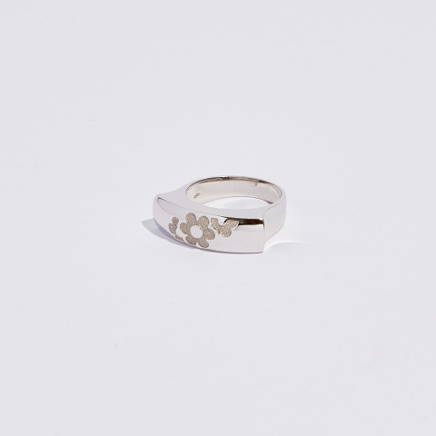 Anello in oro bianco 18Kt con fiori incisi